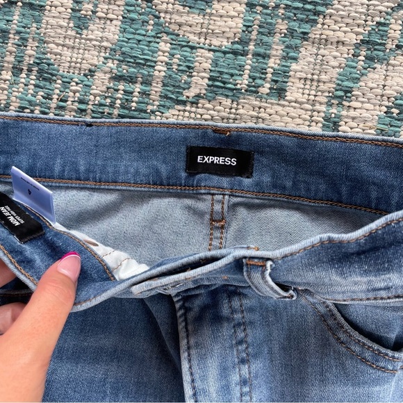 Express Super High Waisted Ripped Raw Step Hem Supersoft Mom Jeans - Picture 6 of 11